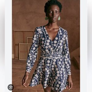 Worn once SEZANE ILONA DRESS size 8 eu 40 in navy. V neck flattering gorgeous